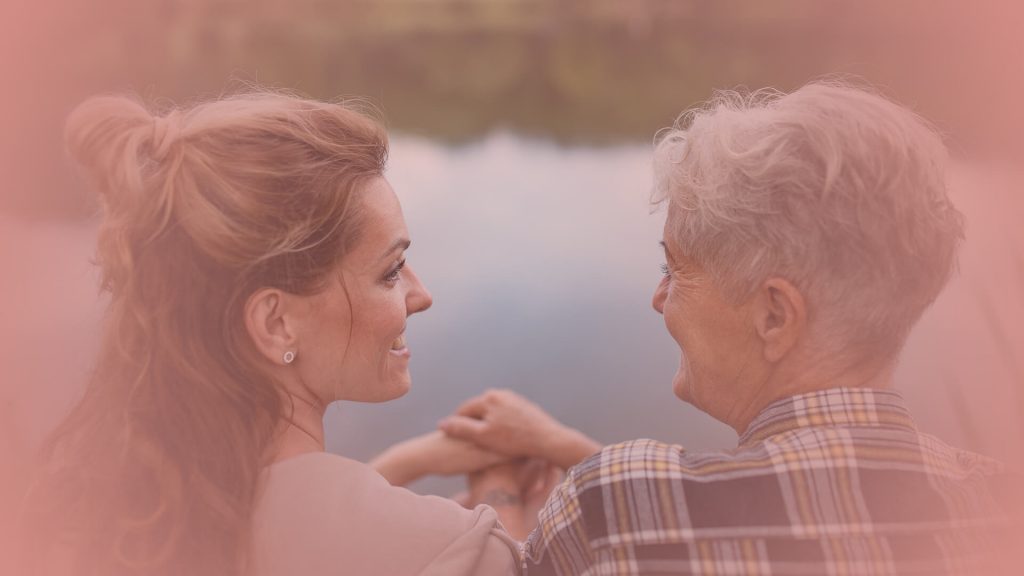 Pflegekraft mit Seniorin