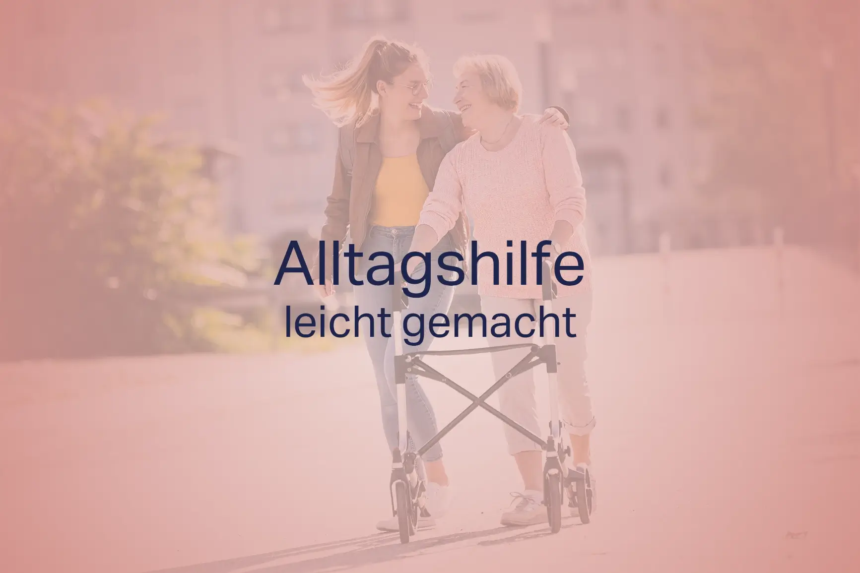 Pflegekraft unterstützt Seniorin liebevoll im Alltag zur Entlastung pflegender Angehöriger.